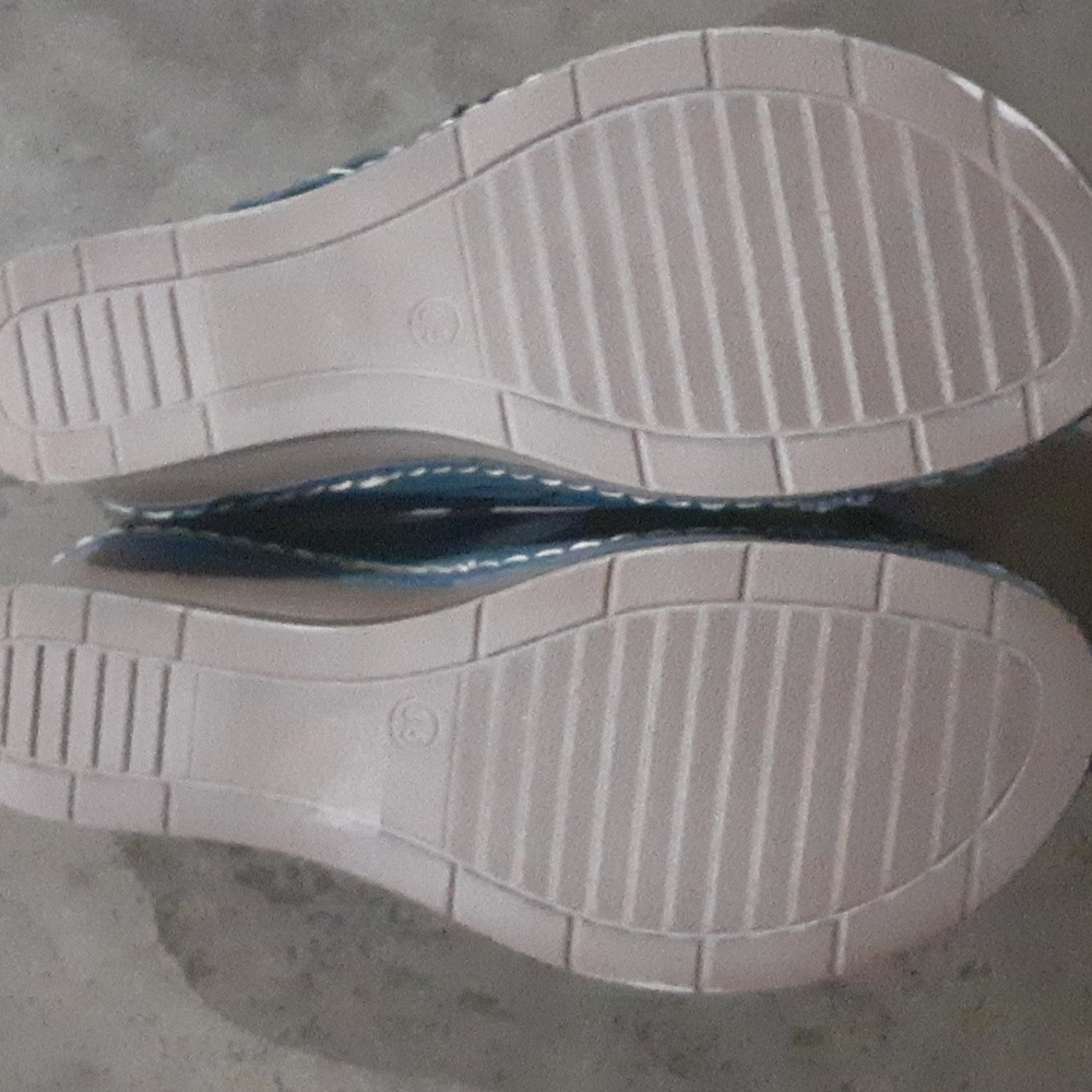 G.C. shoes. Blue sandals with flowers. New with tags. - Picture 7 of 12